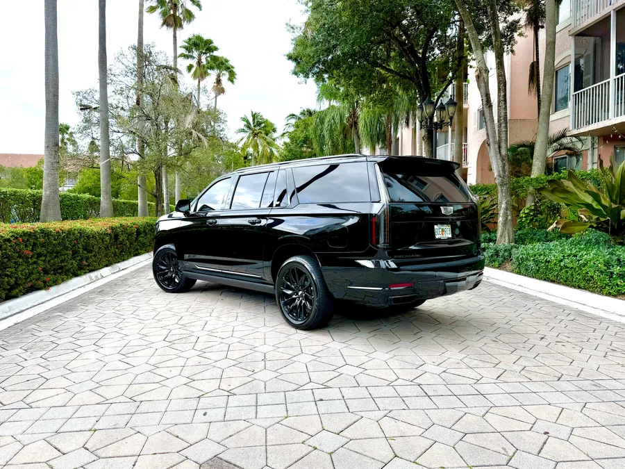 Cadillac Escalade у резиденции